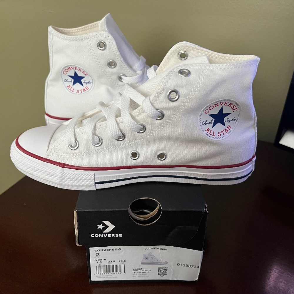 NEW Converse Chuck Taylor All Star Sneakers Youth Size 2 / Women’s Size 5